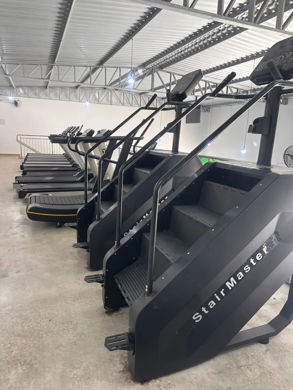 Máquinas StairMaster e esteiras curvas no andar superior da Olimpo Atena